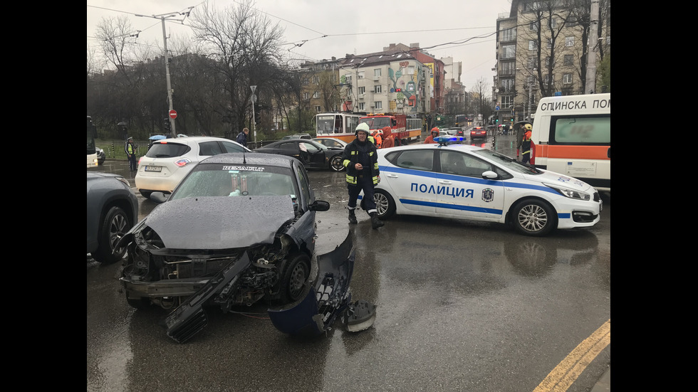 Катастрофа блокира движението в центъра на София