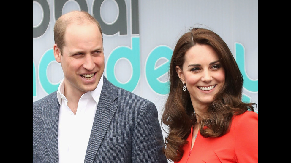Херцогинята на Кембридж в яркочервен костюм на официално събитие