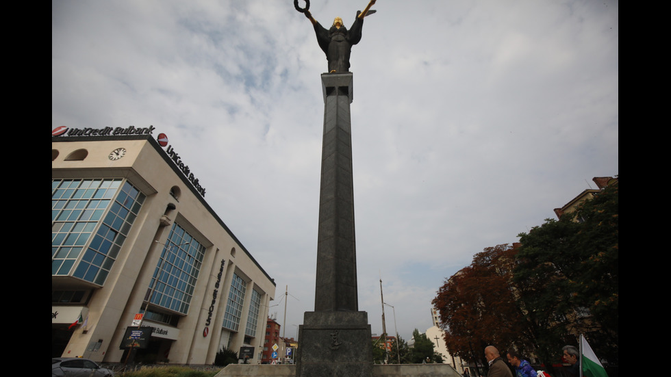 Граждани искат да се премахне статуята на София