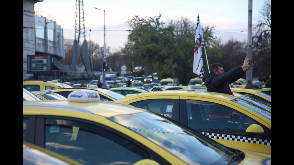 Масов протест на таксиметровите шофьори у нас