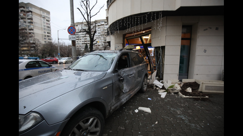 Кола се вряза в магазин в София, има пострадали