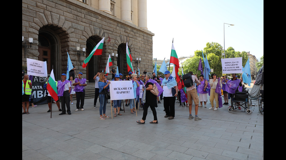 Протест на „Автомагистрали-Черно море“ блокира булеварда пред МС