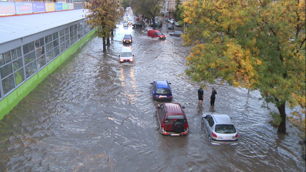 Проливният дъжд в Стара Загора превърни улиците в реки