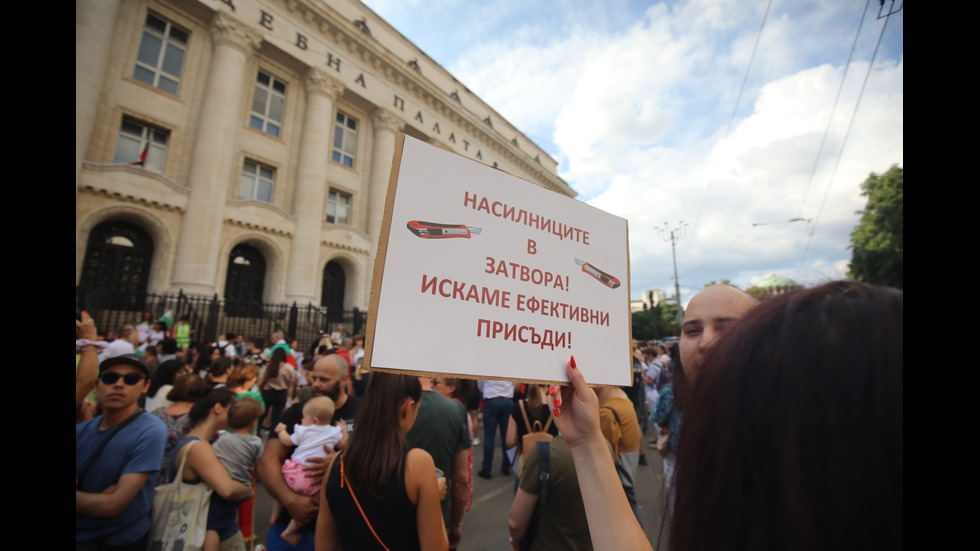 Протести в десетки градове заради жестоко малтретираното 18-годишно момиче