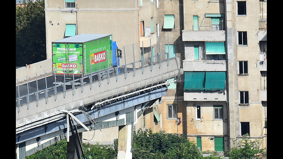 Спасителната операция в Генуа - търсят хора под отломките на моста