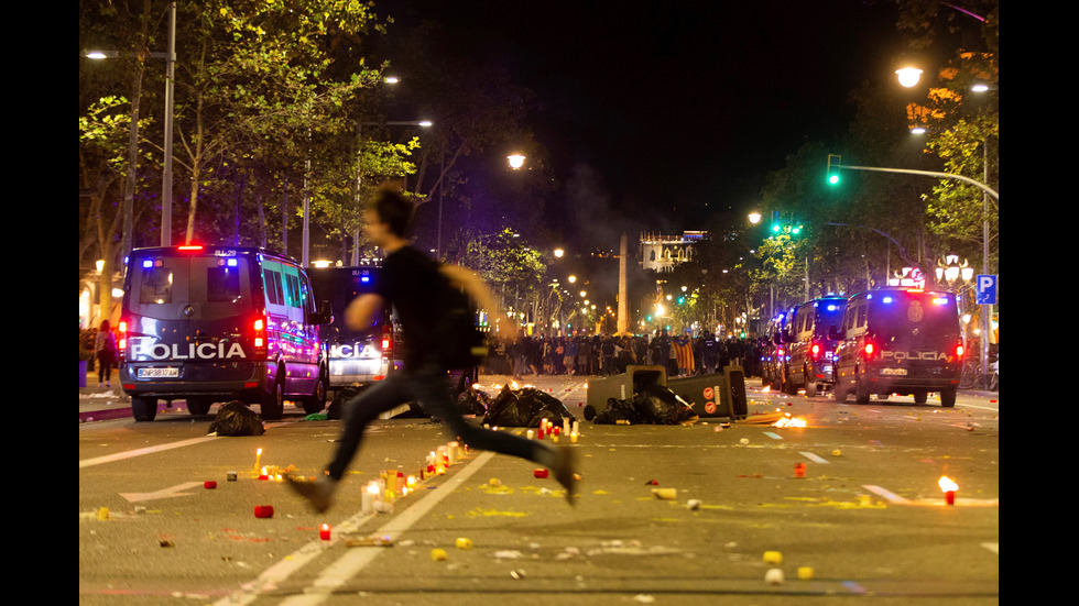 Втора вечер на протести и сблъсъци с полицията в Барселона