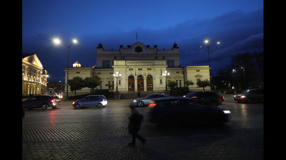 Сградата на Народното събрание се оцвети в синьо