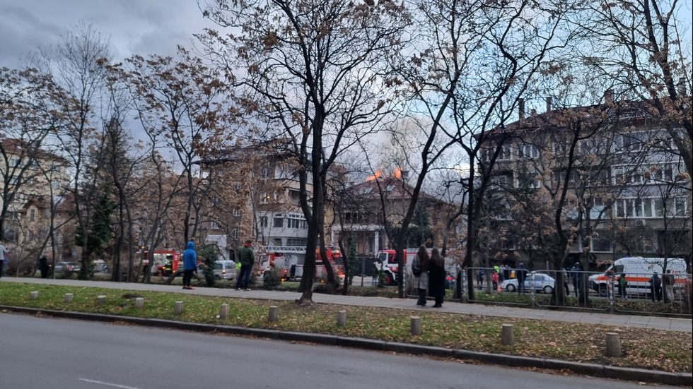 Запали се покрив на жилищна сграда в София