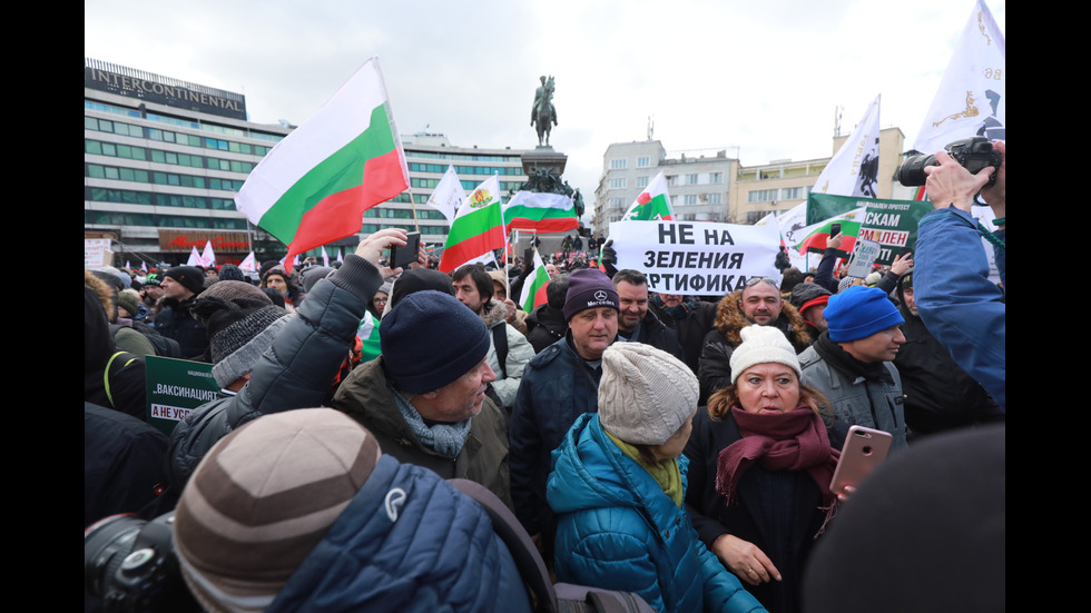 "Възраждане" организира протест срещу зеления сертификат, докараха водно оръдие пред НС