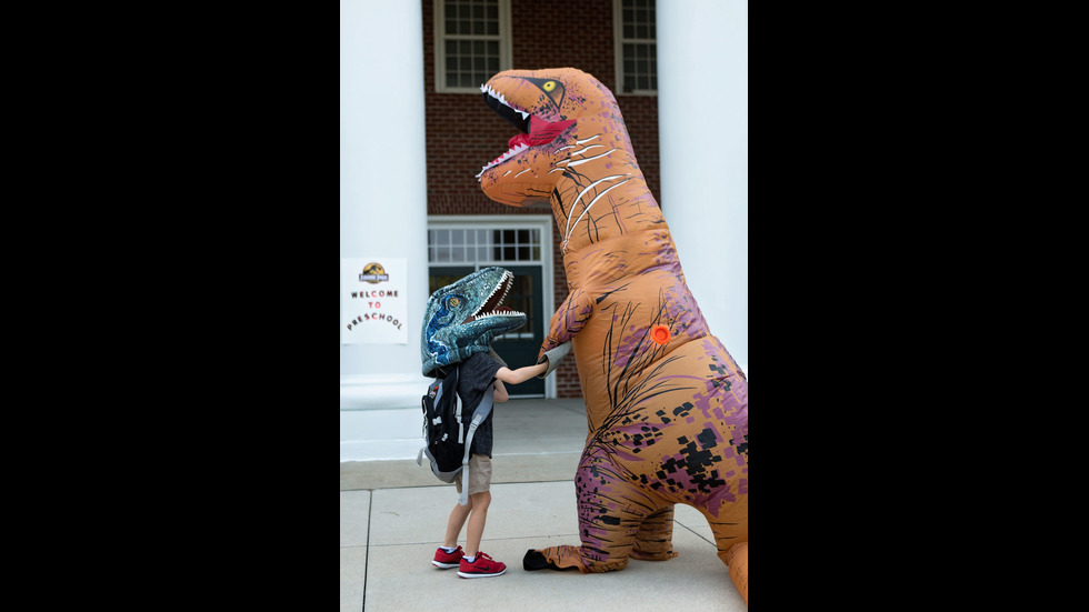 Майка облече сина си като динозавър за първия учебен ден