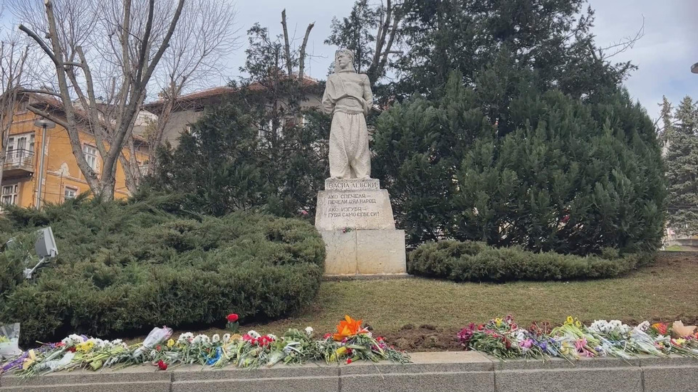 Стотици поднасят цветя пред паметниците на Левски в цялата страна