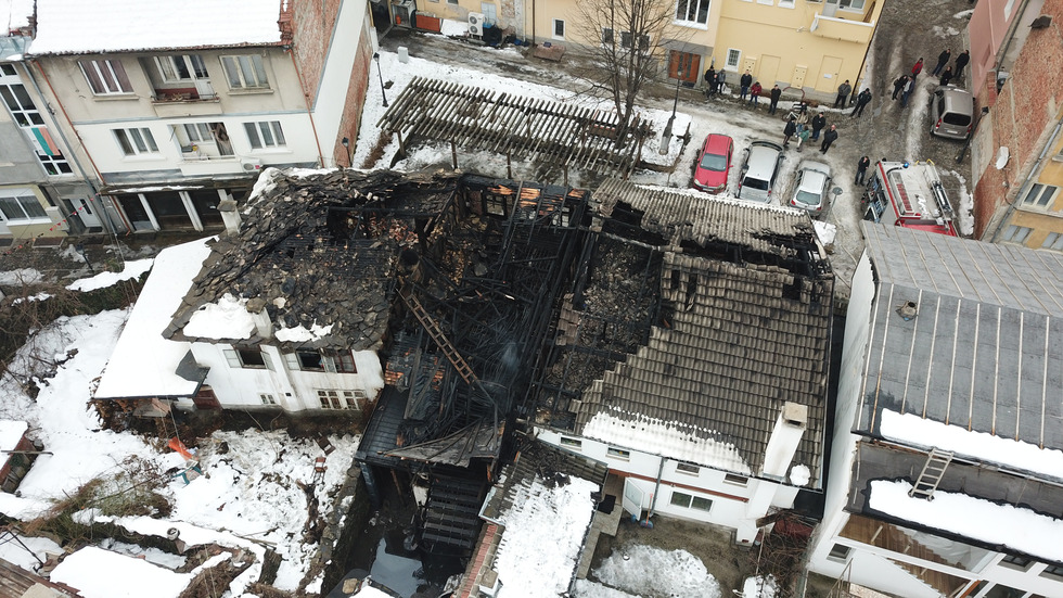 Пожар изпепели 3 старинни къщи в Габрово