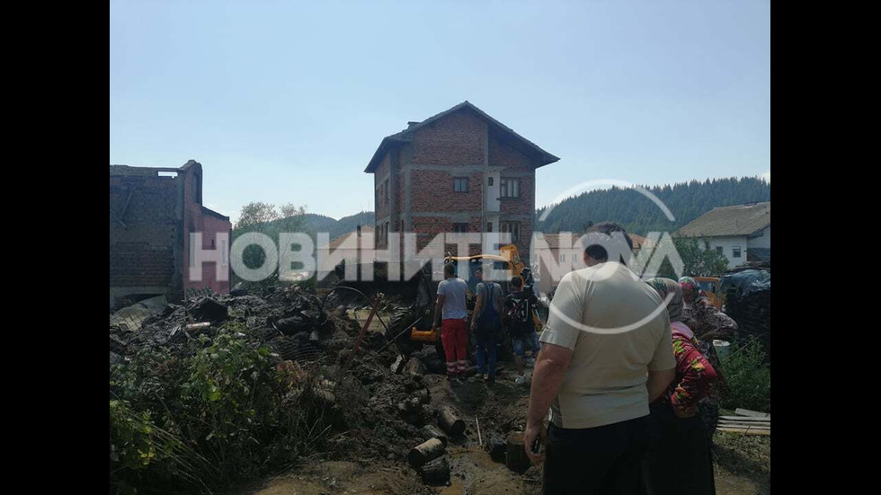 Пожар унищожи къщи в село Кръстава