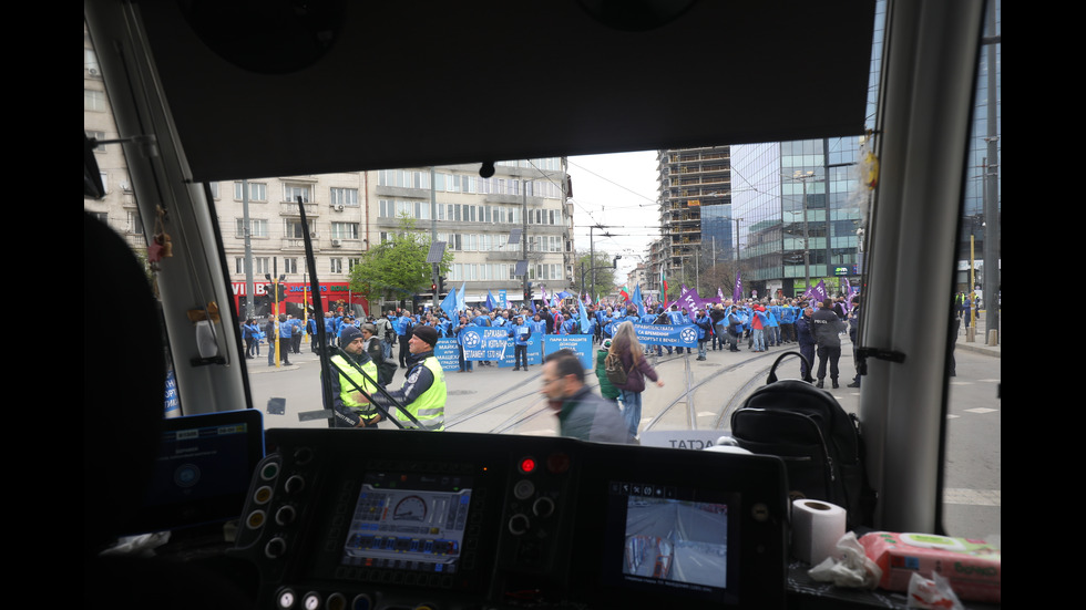Протест на служителите в градския транспорт блокира София