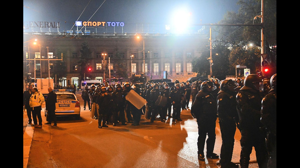 Полицията използва водно оръдие при протеста пред Националния стадион