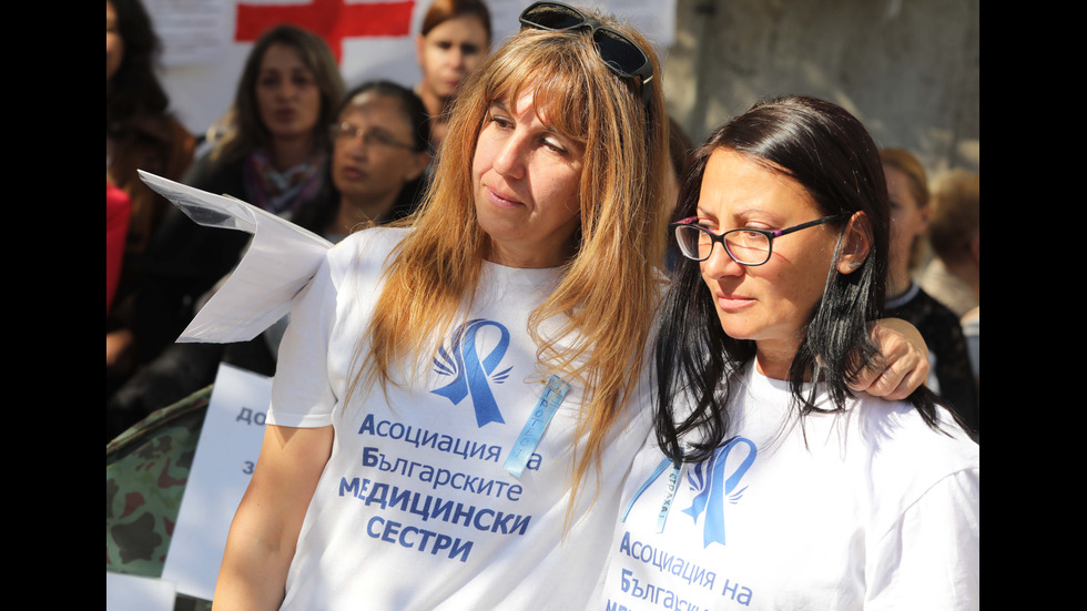 Протест на медицински сестри пред Министерството на здравеопазването