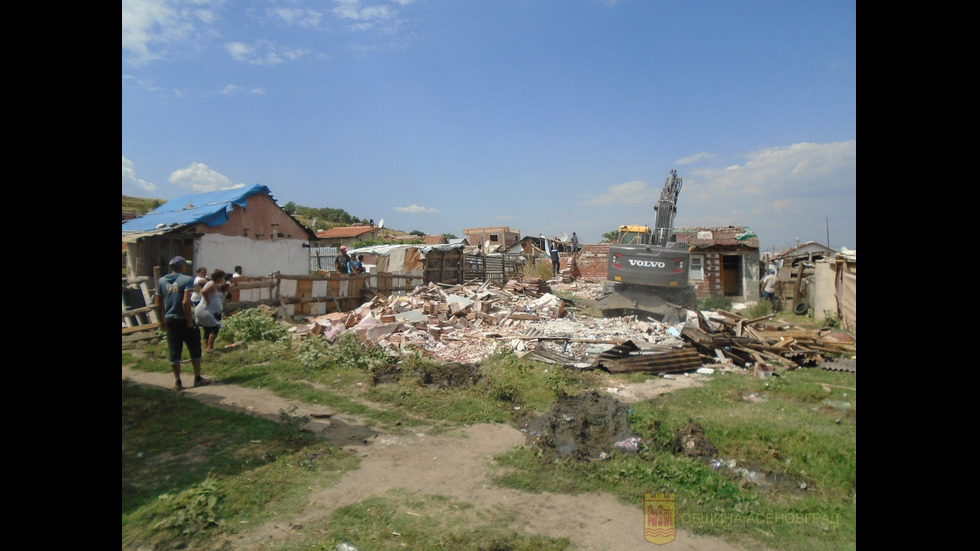 Събориха още 10 незаконни постройки в Асеновград