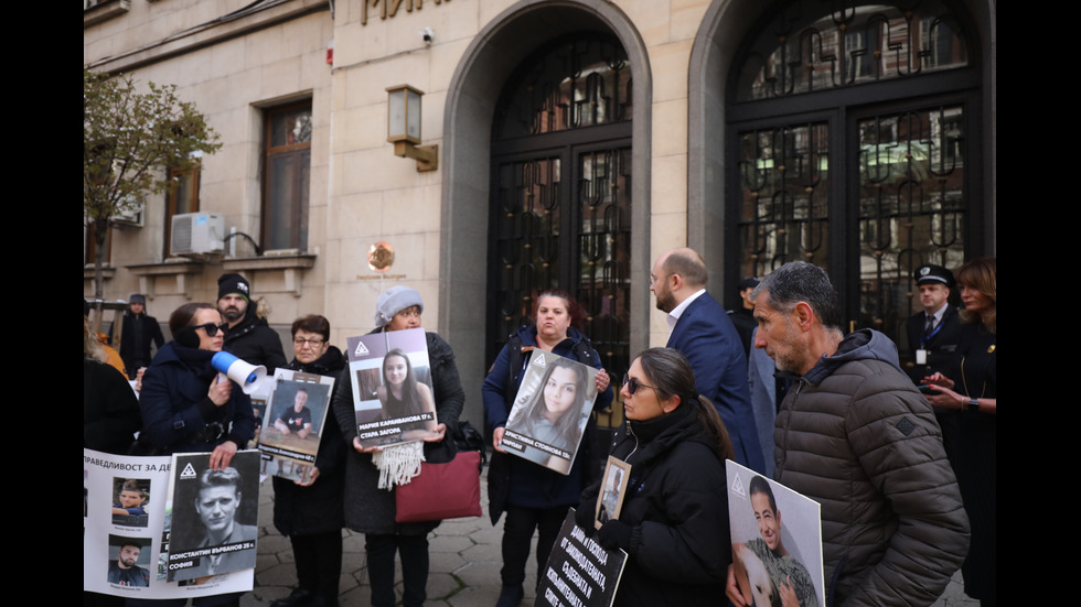 „Стига повече“: Протест в София срещу войната по пътищата