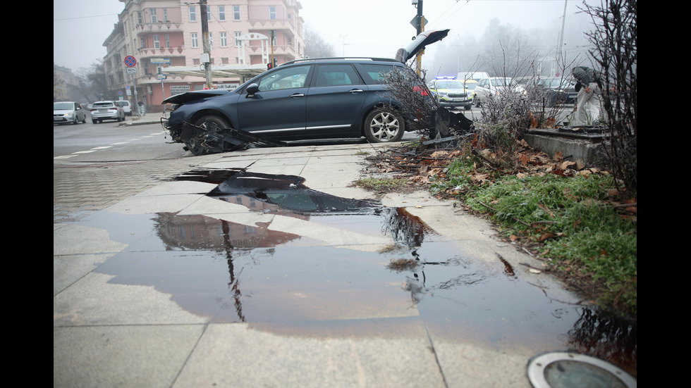 Катастрофа на Орлов мост, кола се заби в колоните