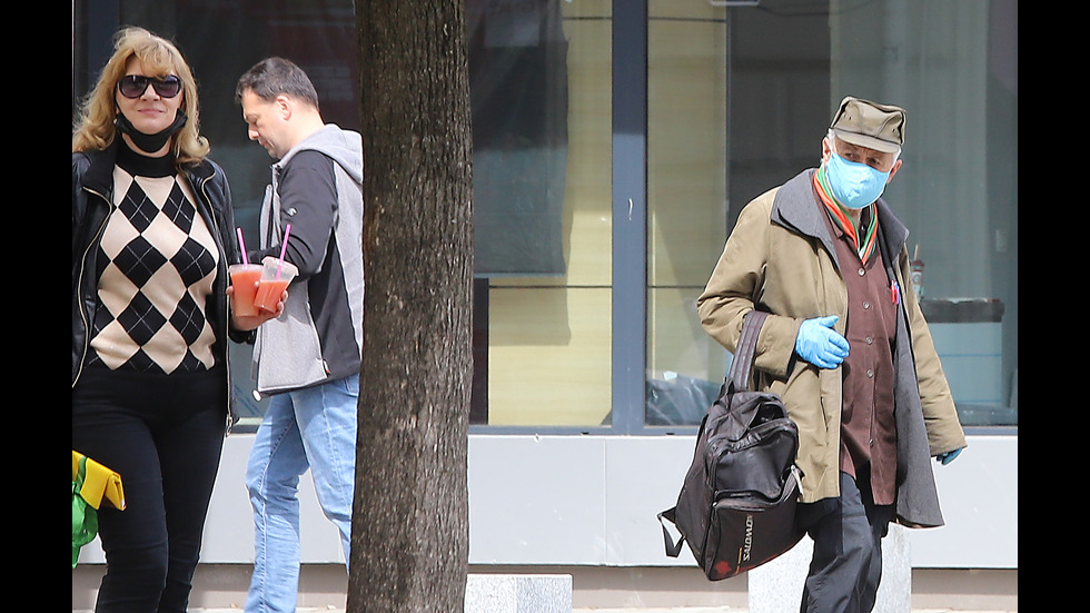 Първи ден без маски на открито