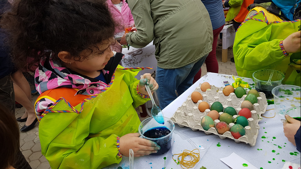 Деца боядисваха яйца в помощ на възрастни хора