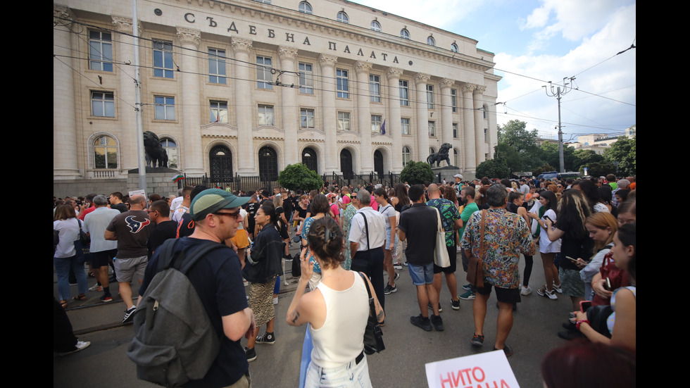 Протести в десетки градове заради жестоко малтретираното 18-годишно момиче