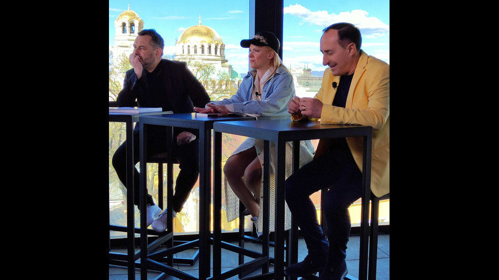 ЗАД КАДЪР: Изборният ден по NOVA В СНИМКИ