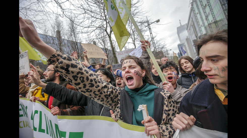 Ученици от цял свят подкрепиха Грета Тунберг срещу климатичните промени