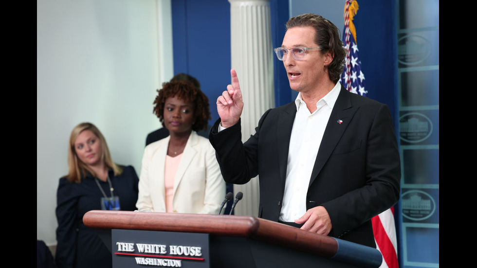 Матю Макконъхи показа в Белия дом обувките на едно от убитите деца в Тексас