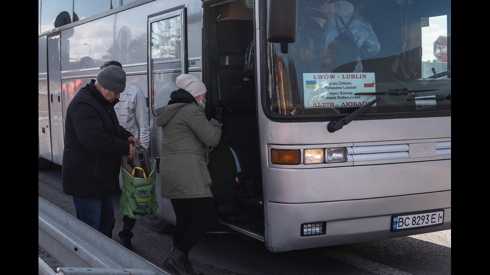 Украински бежанци, чакащи да преминат полската граница