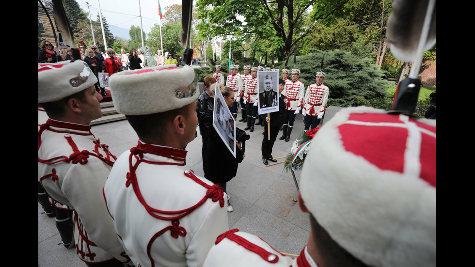 Полагане на венци пред Паметника на незнайния воин