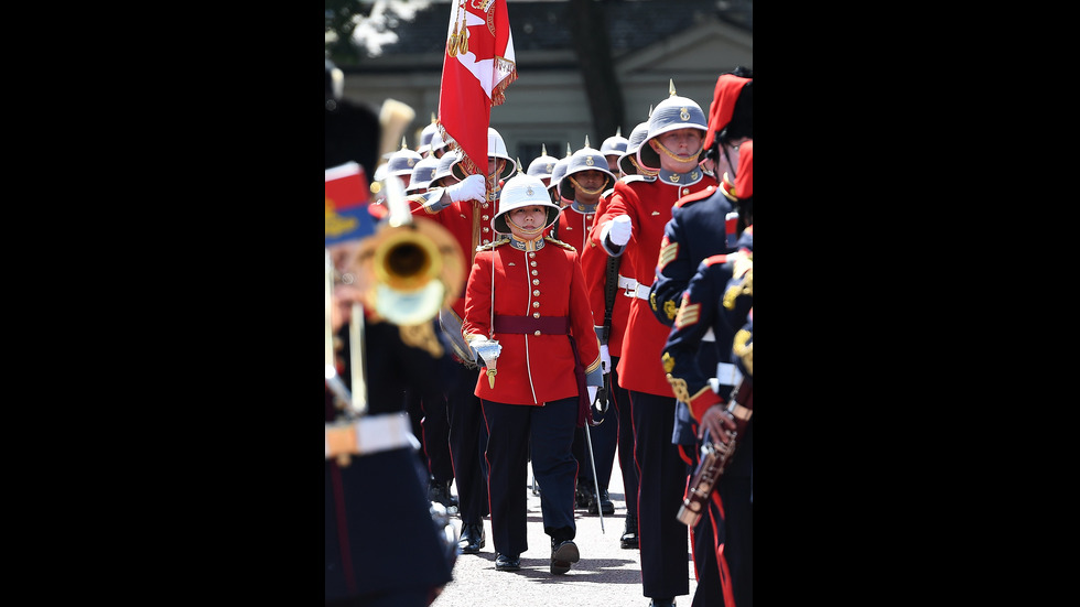 Канадка води смяната на кралския караул пред Бъкингамския дворец