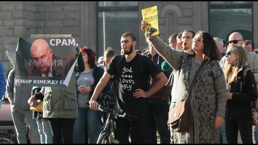 Протестиращи и полиция блокираха района около ВСС и Орлов мост