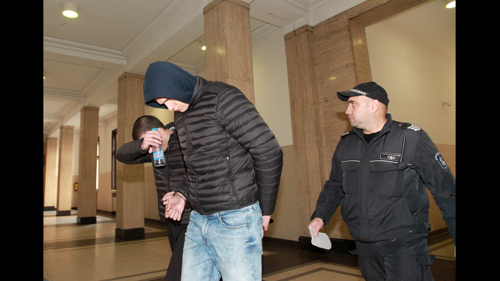 Оставиха в ареста младежите, взривили банкомат в София