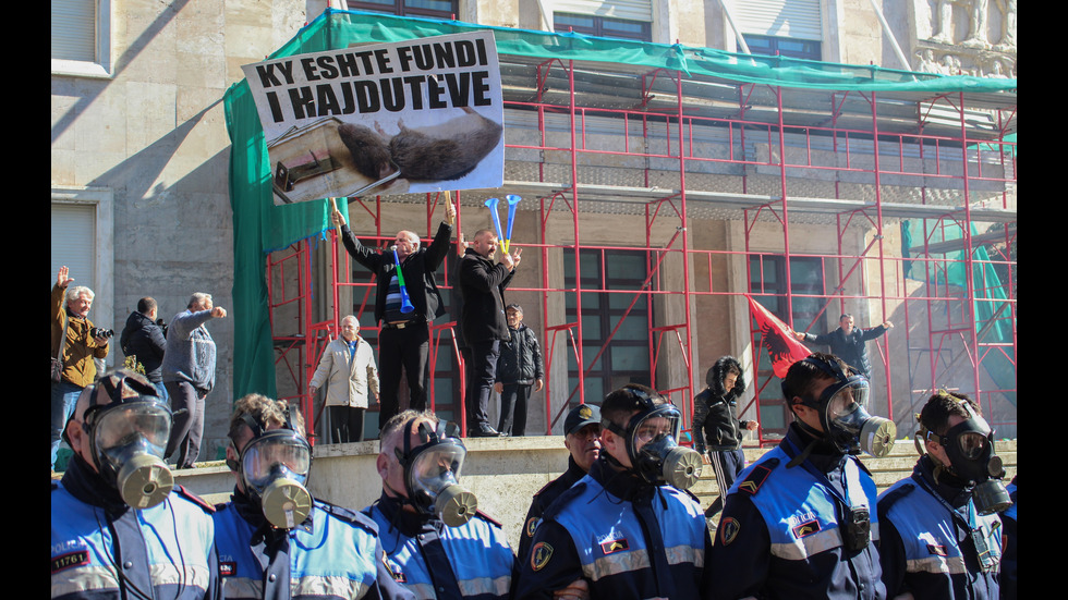 Ранени полицаи и цивилни при антиправителствен протест в Албания