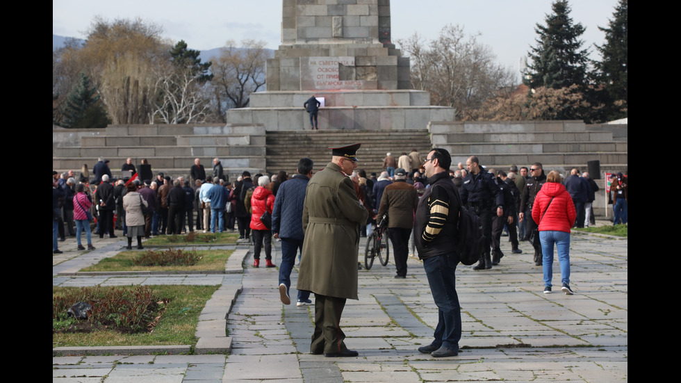 Протест в защита на Паметника на Съветската армия в София