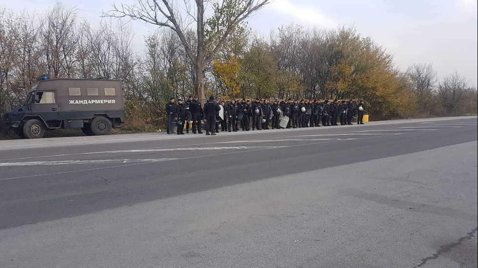 Протестиращи блокираха основни пътища в страната