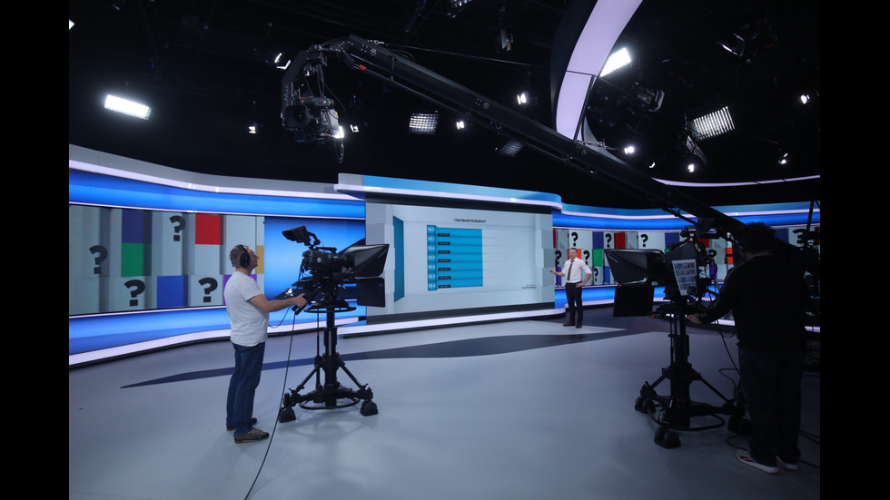 ЗАД КАДЪР: Изборният ден по NOVA В СНИМКИ