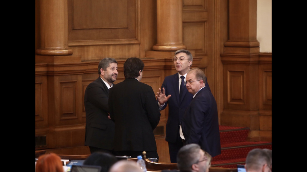 Скандал в парламента, отстраниха депутат от ПП от пленарната зала
