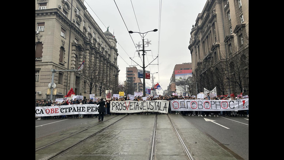 Хиляди блокираха мостове в Нови Сад