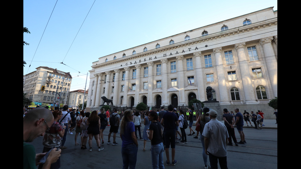 Шестият протест в София започна без напрежение