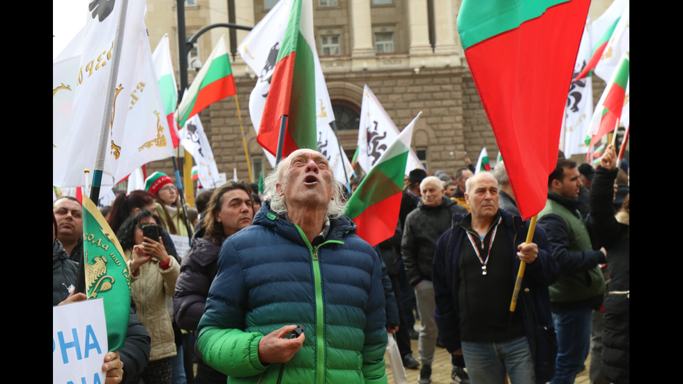 Протест срещу антиCOVID мерките в центъра на София, премиерът отиде при демонстрантите