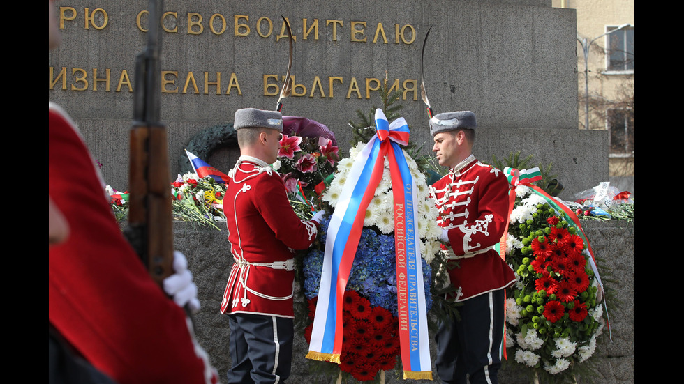 Медведев и Караянчева поднесоха цветя пред Паметника на Цар Освободител