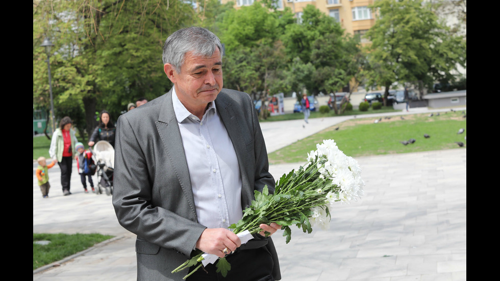 Поклонение пред тленните останки на журналиста Радослав Янкулов в църквата "Свети Седмочисленици"