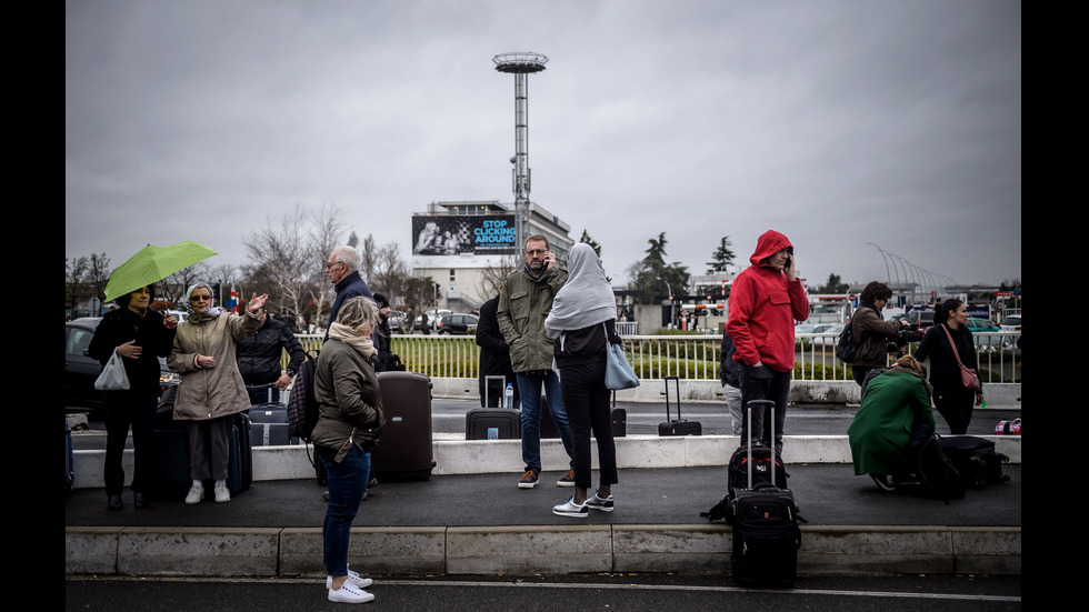 Застреляха мъж на парижко летище, взел оръжие от военен