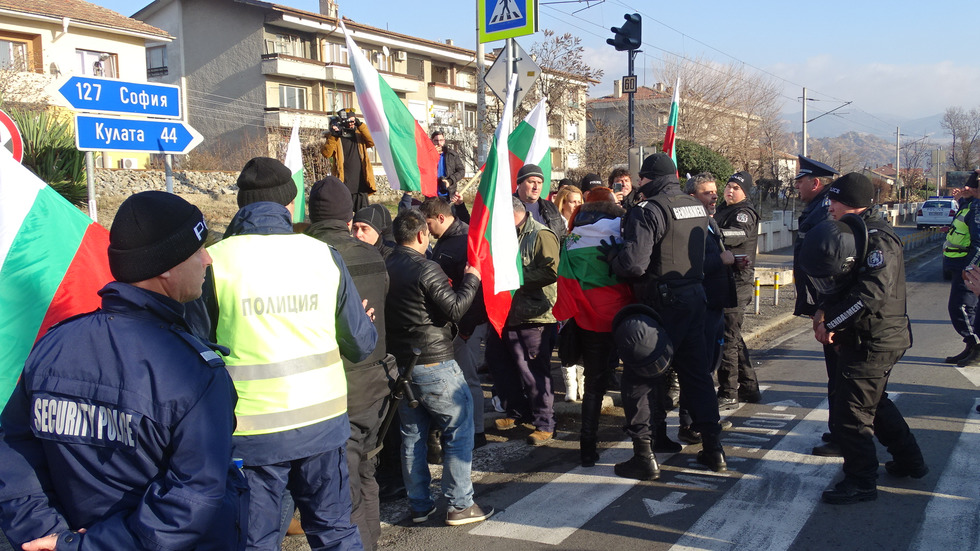 Протест блокира главен път Е-79