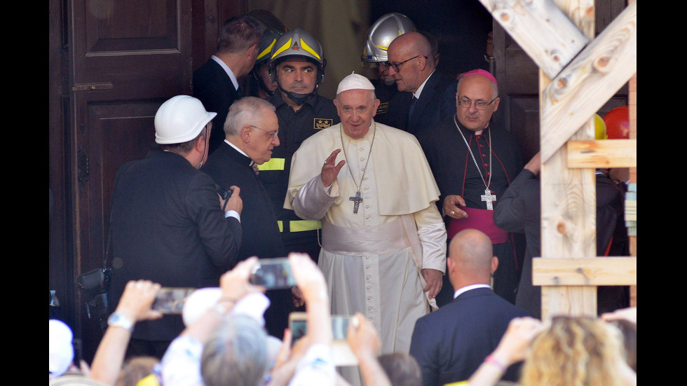 Франциск посети един от градовете, засегнати от земетресенията в Италия
