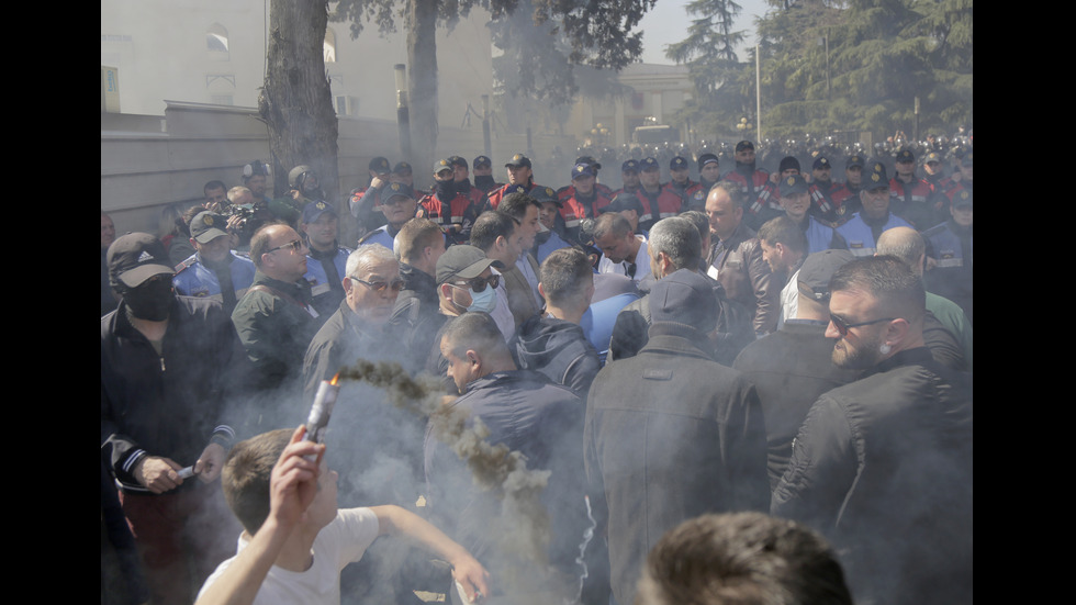 Нови сблъсъци в Тирана, окупирана е сградата на полицията