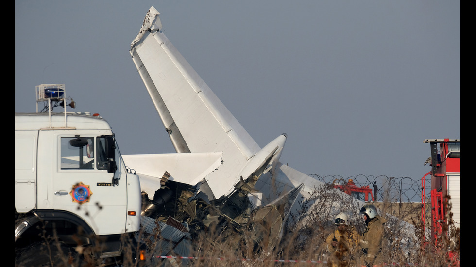 Самолет с 98 души на борда катастрофира в Казахстан, има жертви