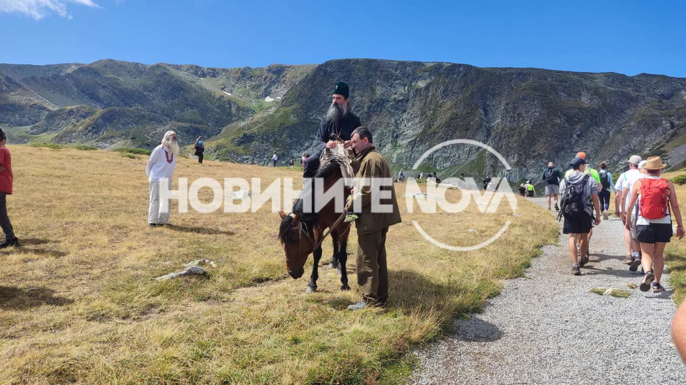 Патриарх Даниил се появи на кон за водосвет на Рила (СНИМКИ)